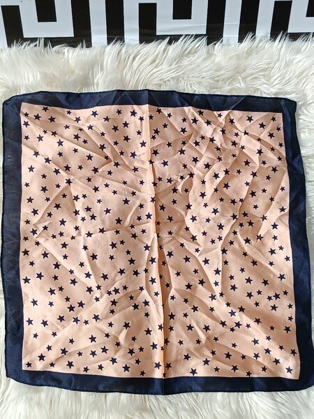 Écharpe en soie étoilée