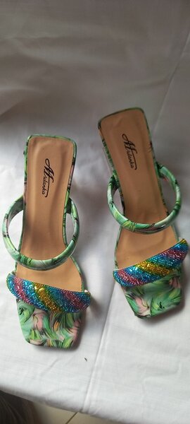 Sandales compensées élégantes