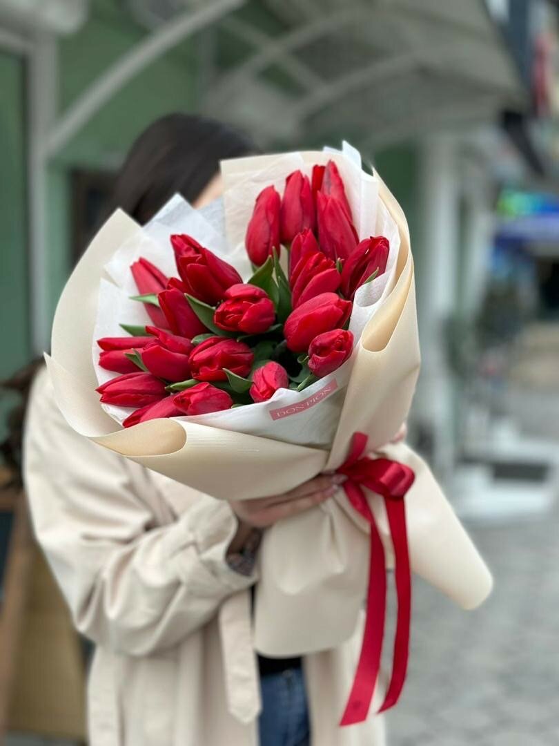25 красных тюльпанов
