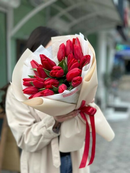 25 красных тюльпанов
