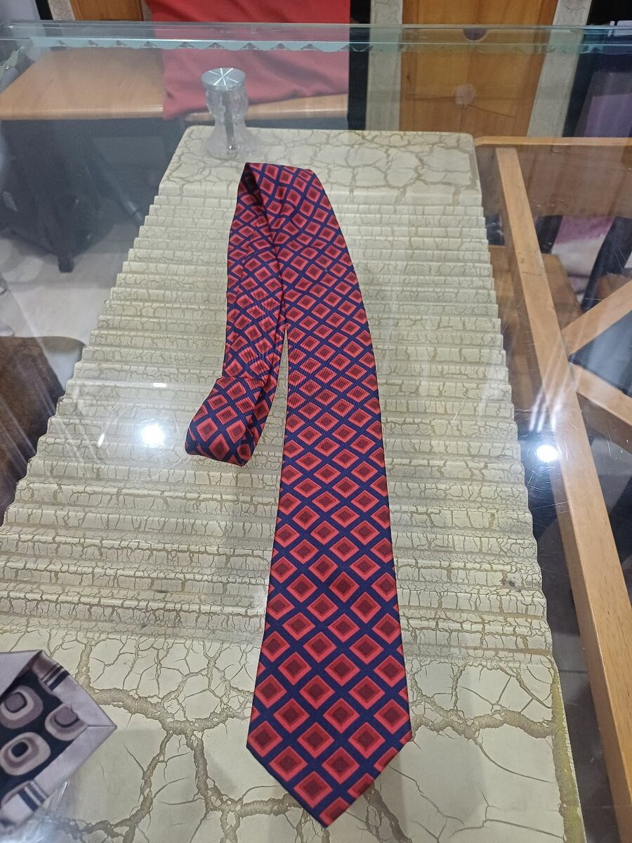 Cravate élégante avec motifs