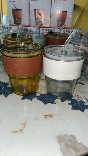 Gobelet en verre avec paille