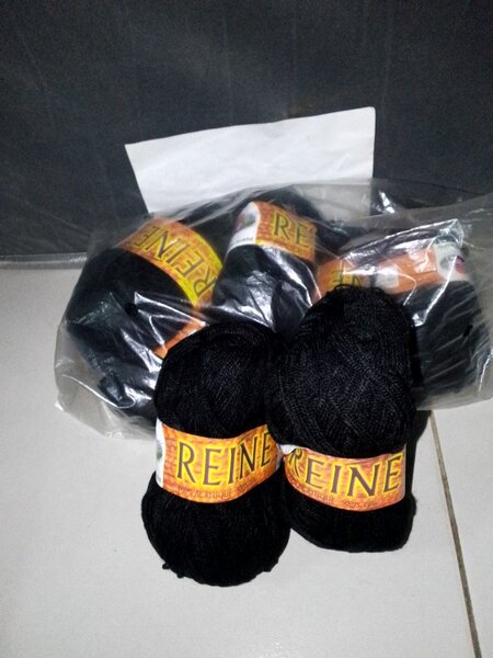 Laine à tricoter noire Reine