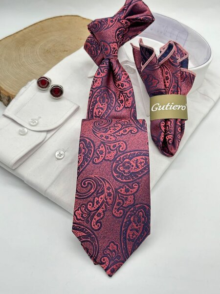 Flying tie with pocket square