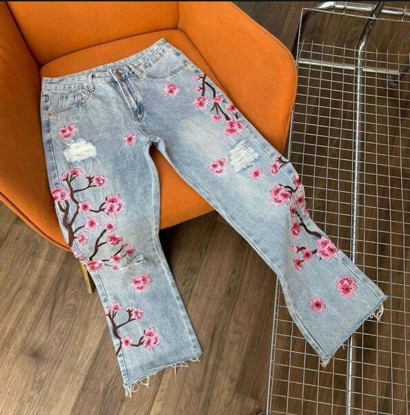 Jean floral brodé tendance