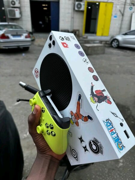 Console personnalisée avec stickers