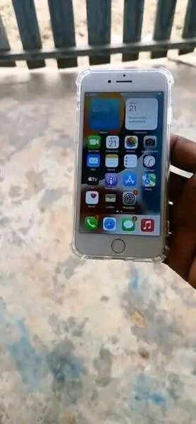 iPhone argent avec coque transparente
