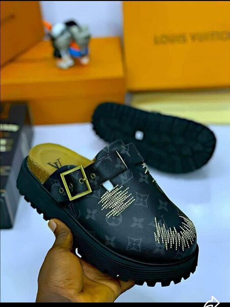 Sabots Noirs Élégants