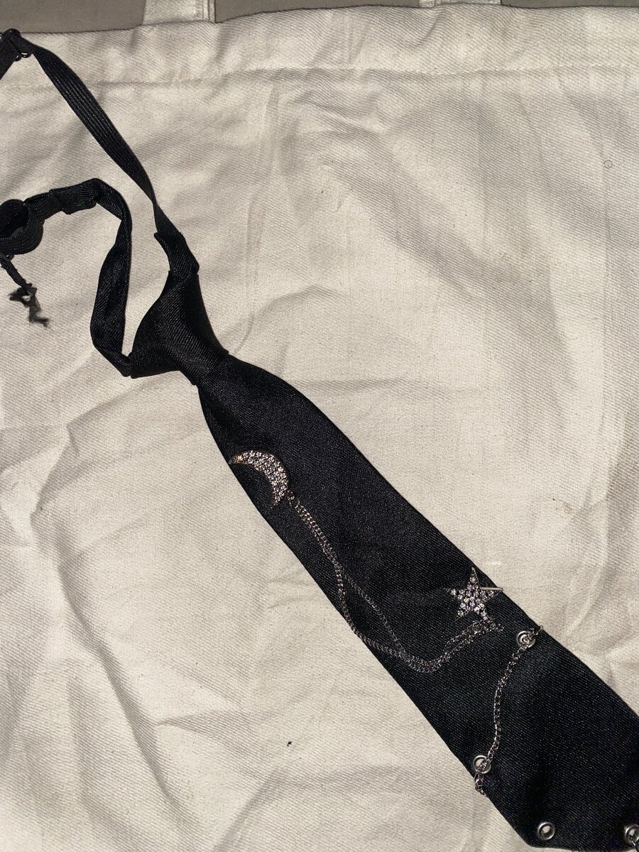 Cravate brodée noire élégante