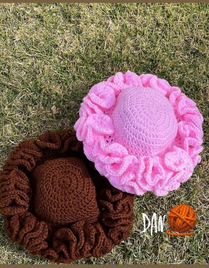 Chapeau en crochet rose fleuri