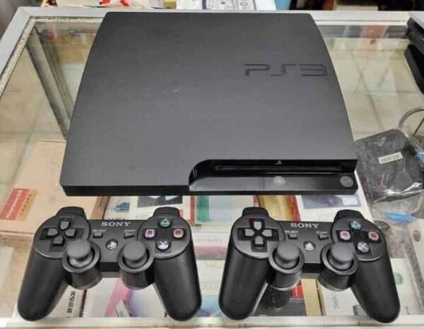 Console PS3 avec deux manettes