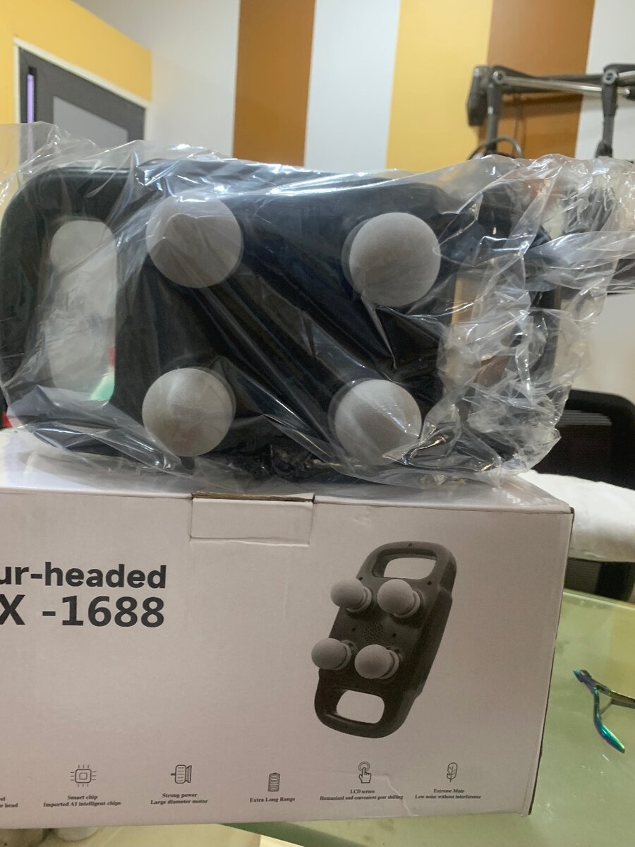 Four headed  massaging gun