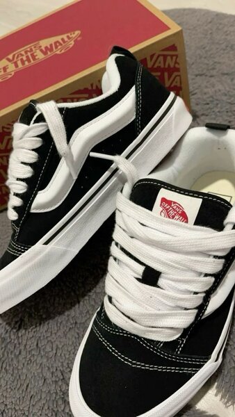 Vans knu skool( black and white)
