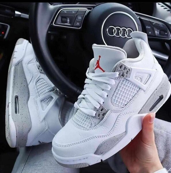 Air Jordan 4 (swip for more )