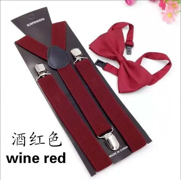 Bretelles et nœud papillon rouge