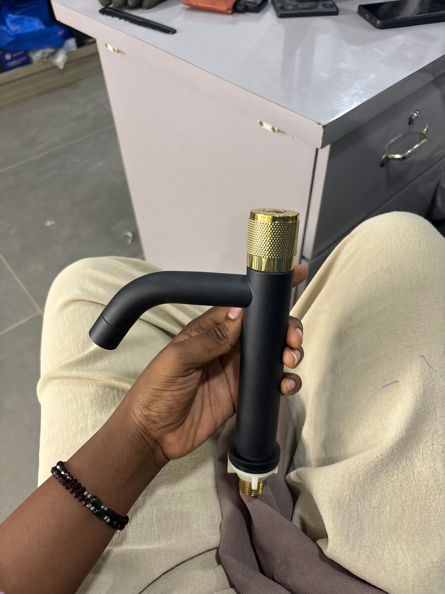 Robinet noir moderne