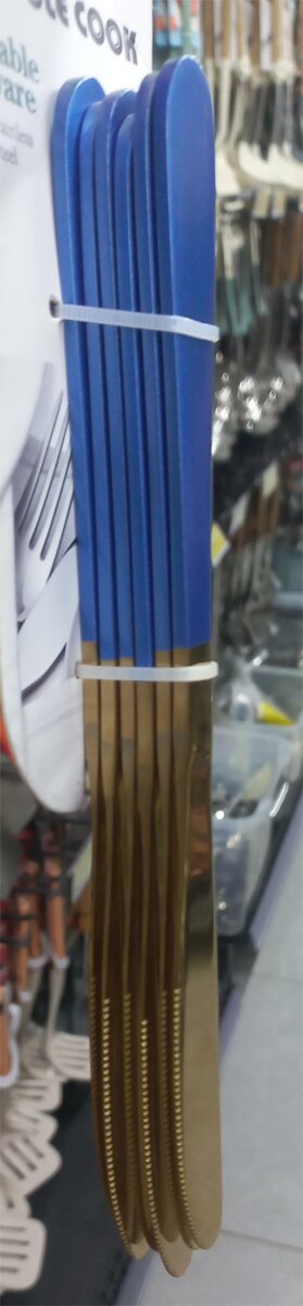 Outils de table dorés élégants