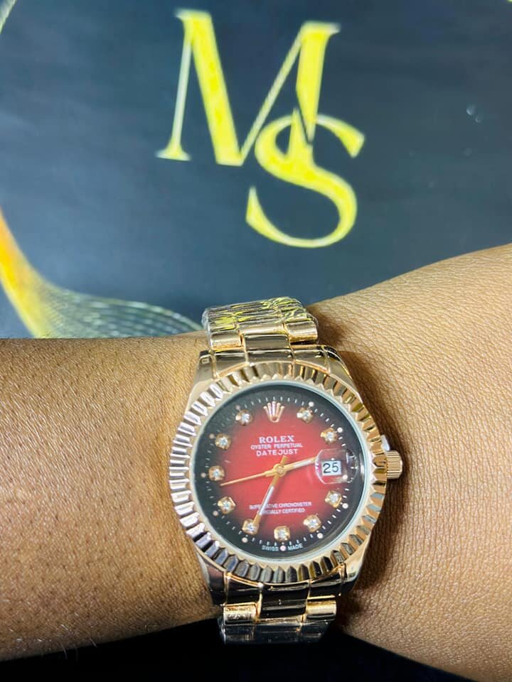 Women's wristwatch with metal bracelet