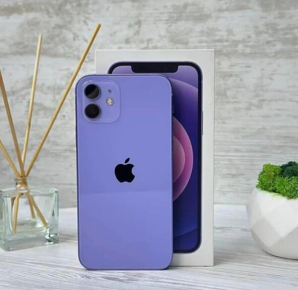 iPhone 12 en violet