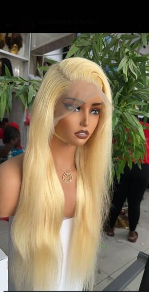 Perruque blonde en dentelle