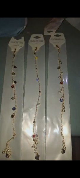 Chaînes de cheville dorées