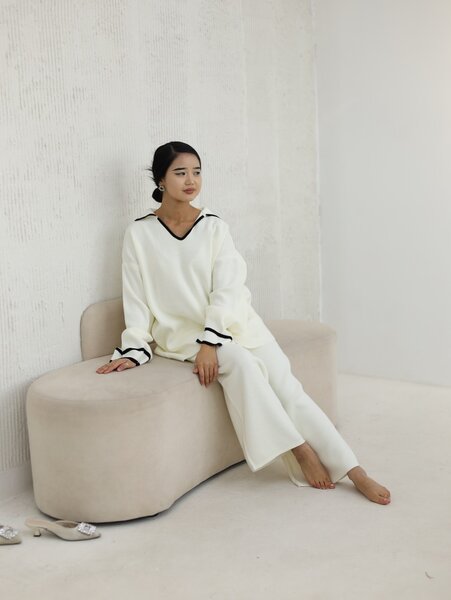 Двойка из трикотажа в белом, черном и темно-синем цвете.