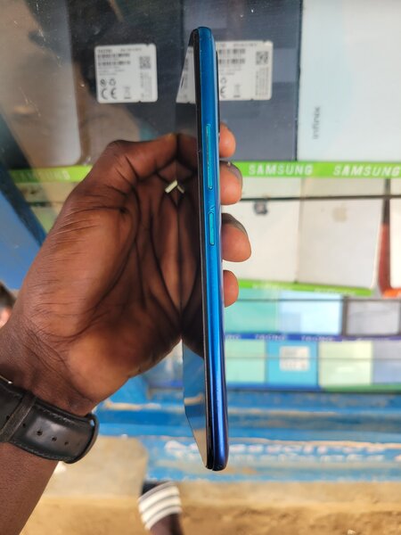 Smartphone Android bleu puissant