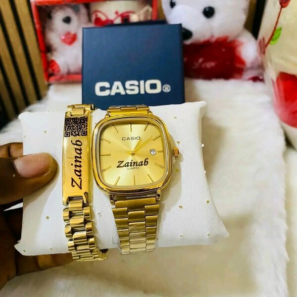 Montre-bracelet dorée élégante