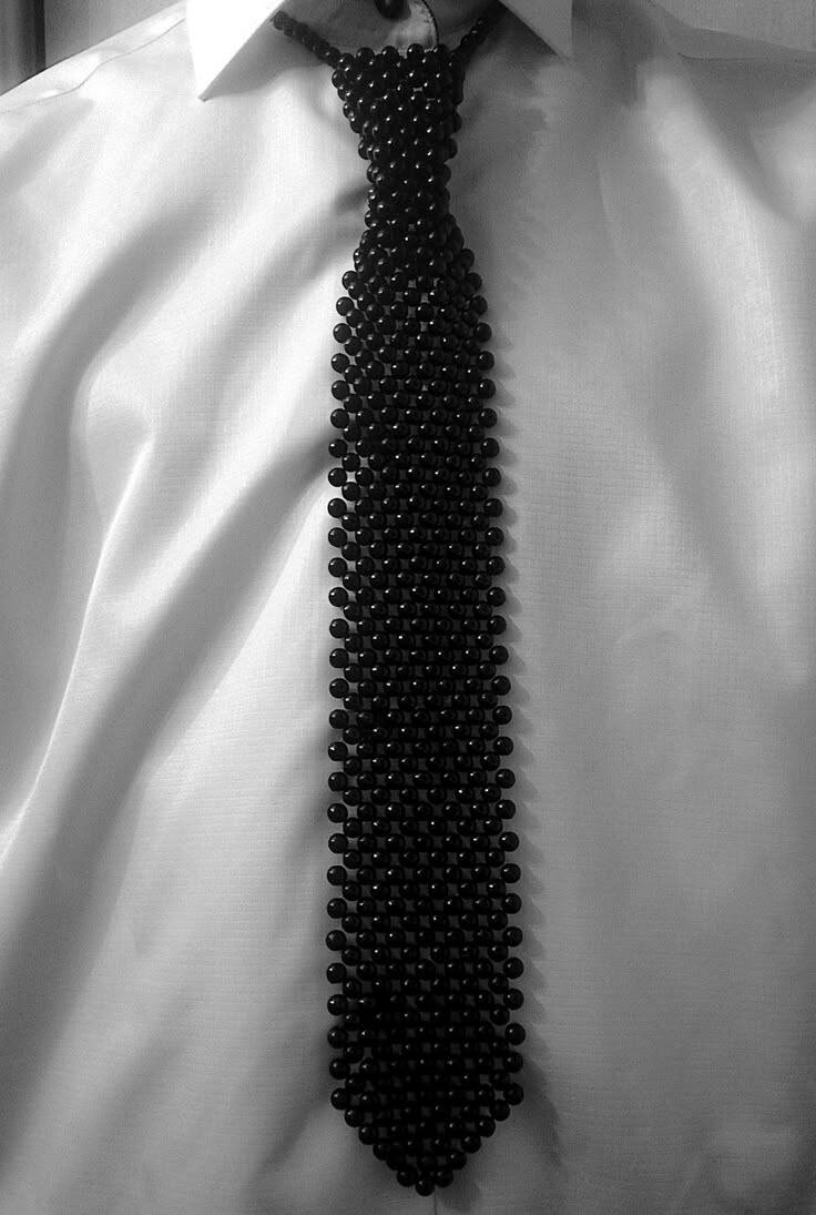 Cravate en perles élégante