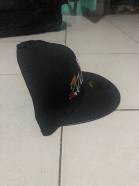 Casquette élégante brodée