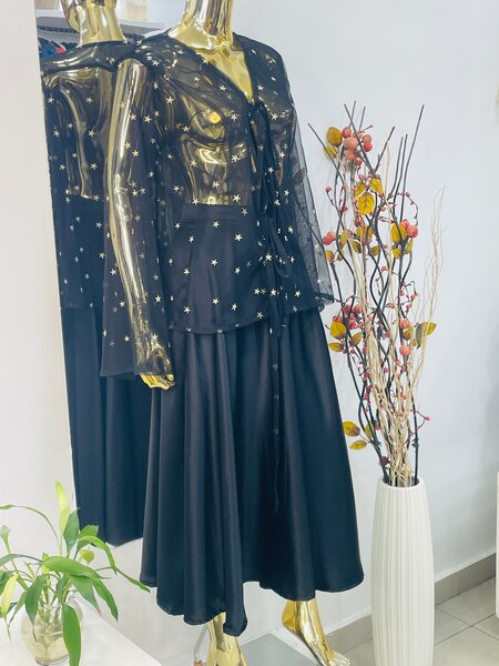 Robe noire transparente étoilée