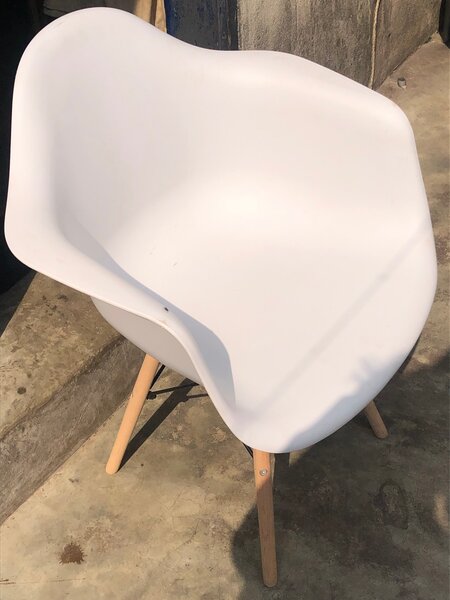Chaise design blanc en plastique