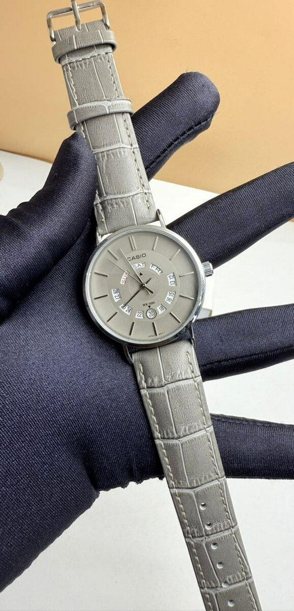 Montres élégante en cuir casi0