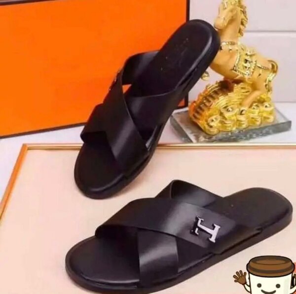 Sandales Plates Berluti en Cuir Noir