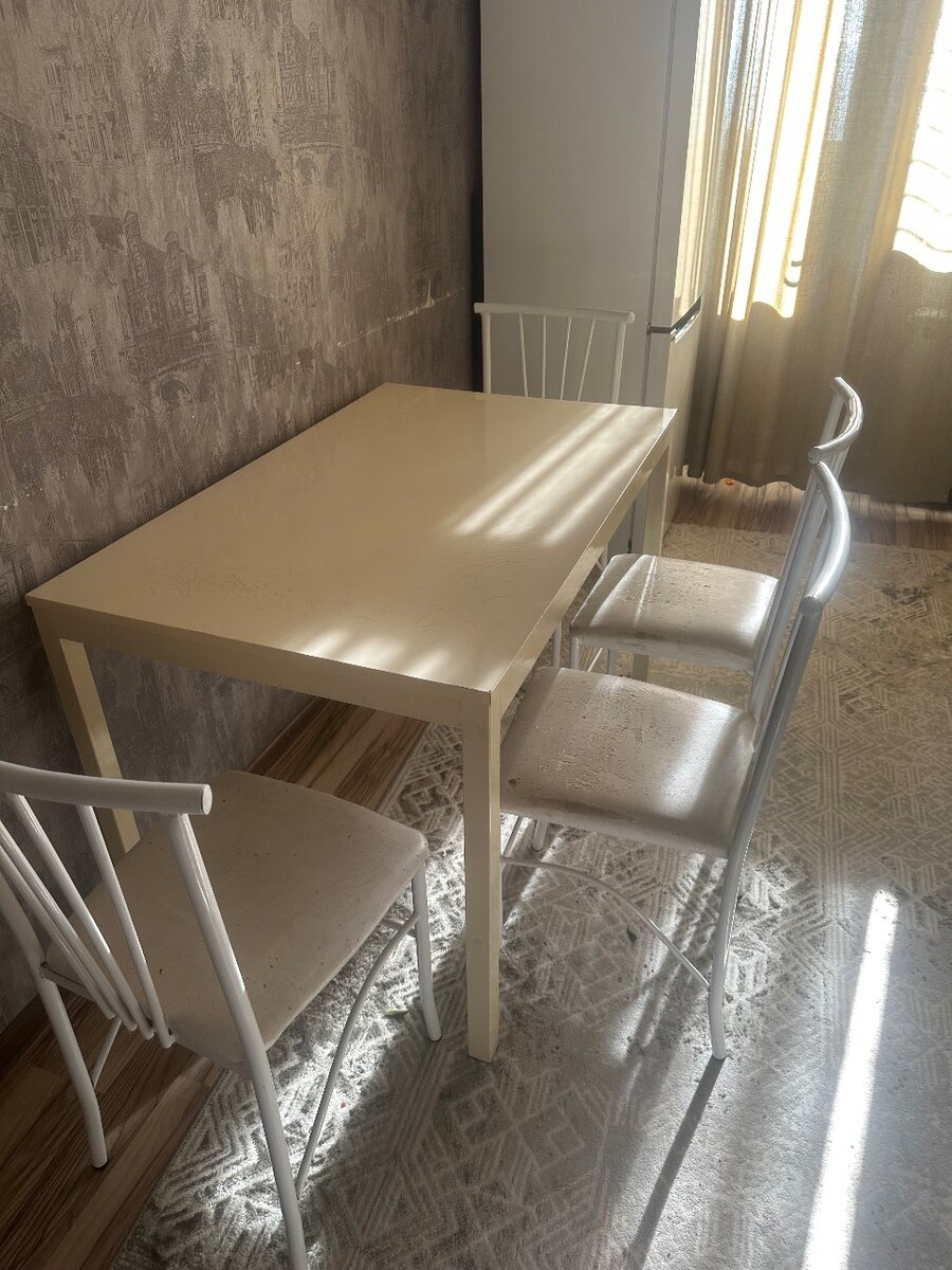 Стол и стулья