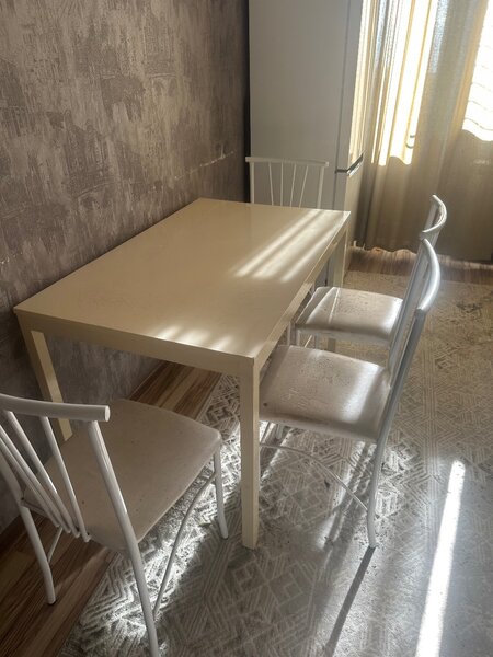 Стол и стулья