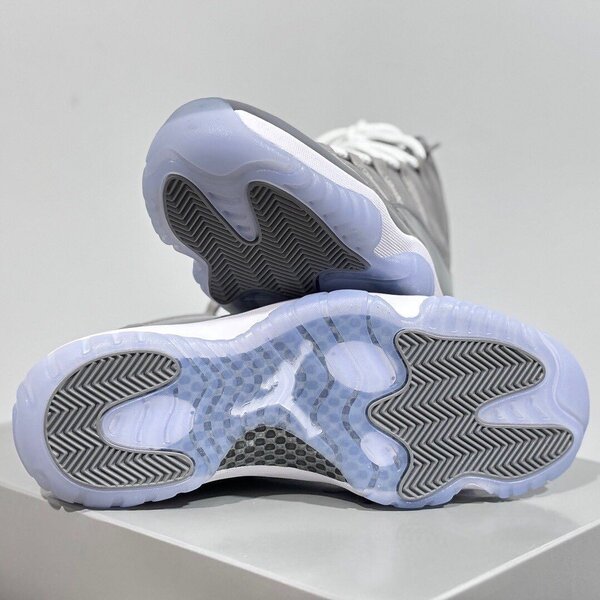 Baskets Air Jordan 11 Gris