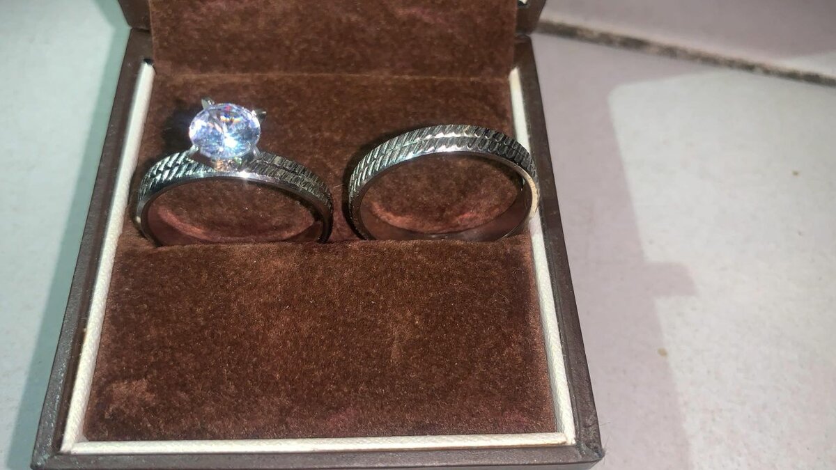 Ensemble de bagues de mariage dorées et argentées