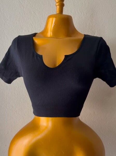 Top court noir à col découpé
