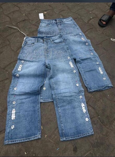 Jeans larges brodés à clous