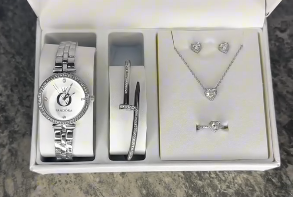 Комплект с наручными часами для женщин