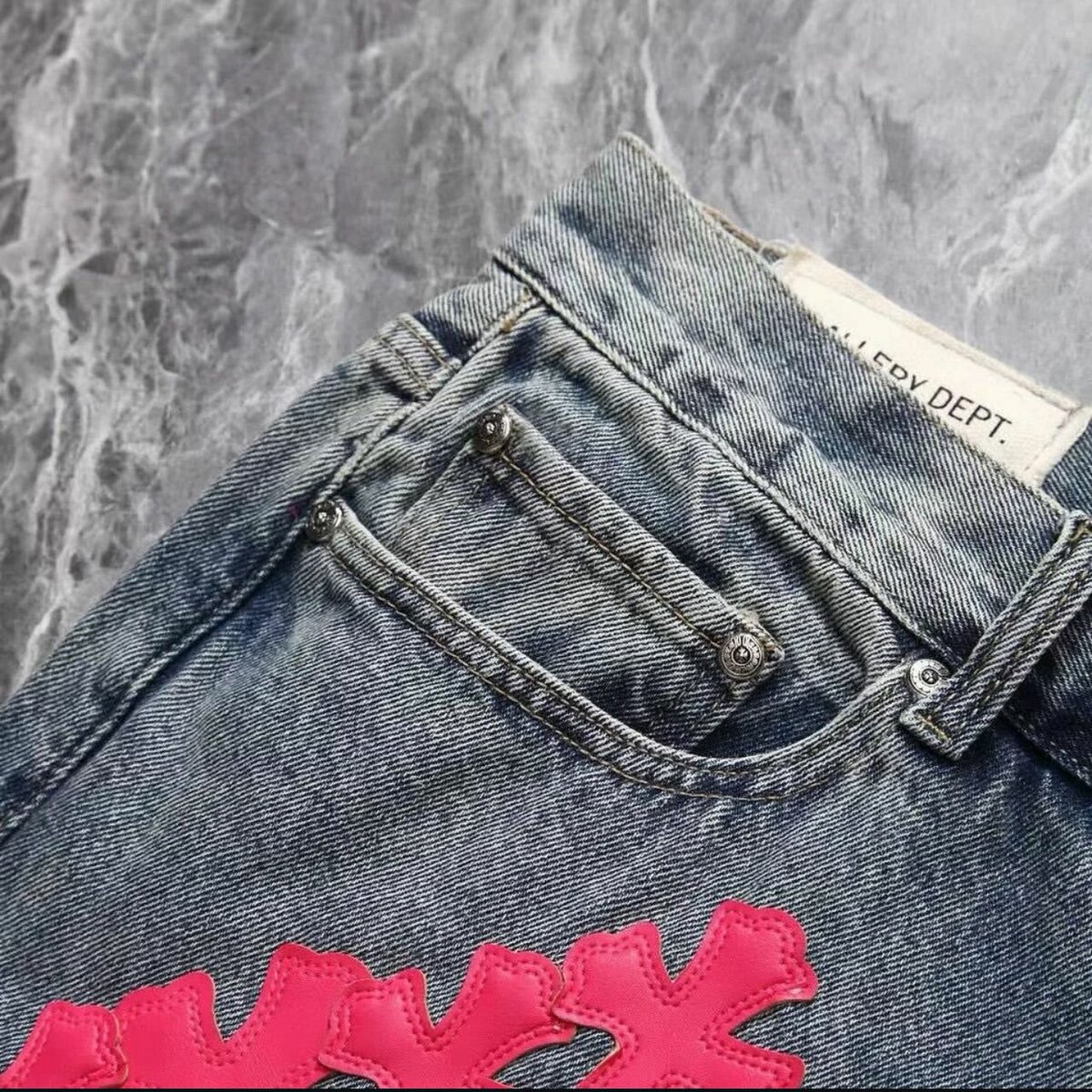 Jean tendance avec croix colorées