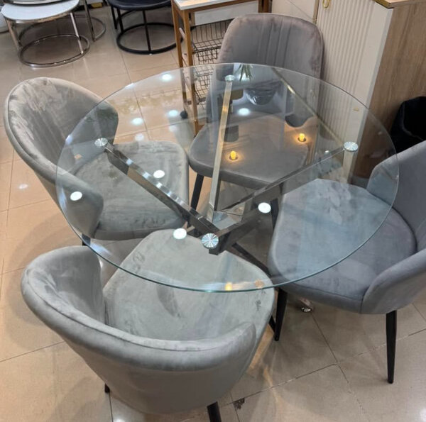 Table ronde en verre avec chaises élégantes