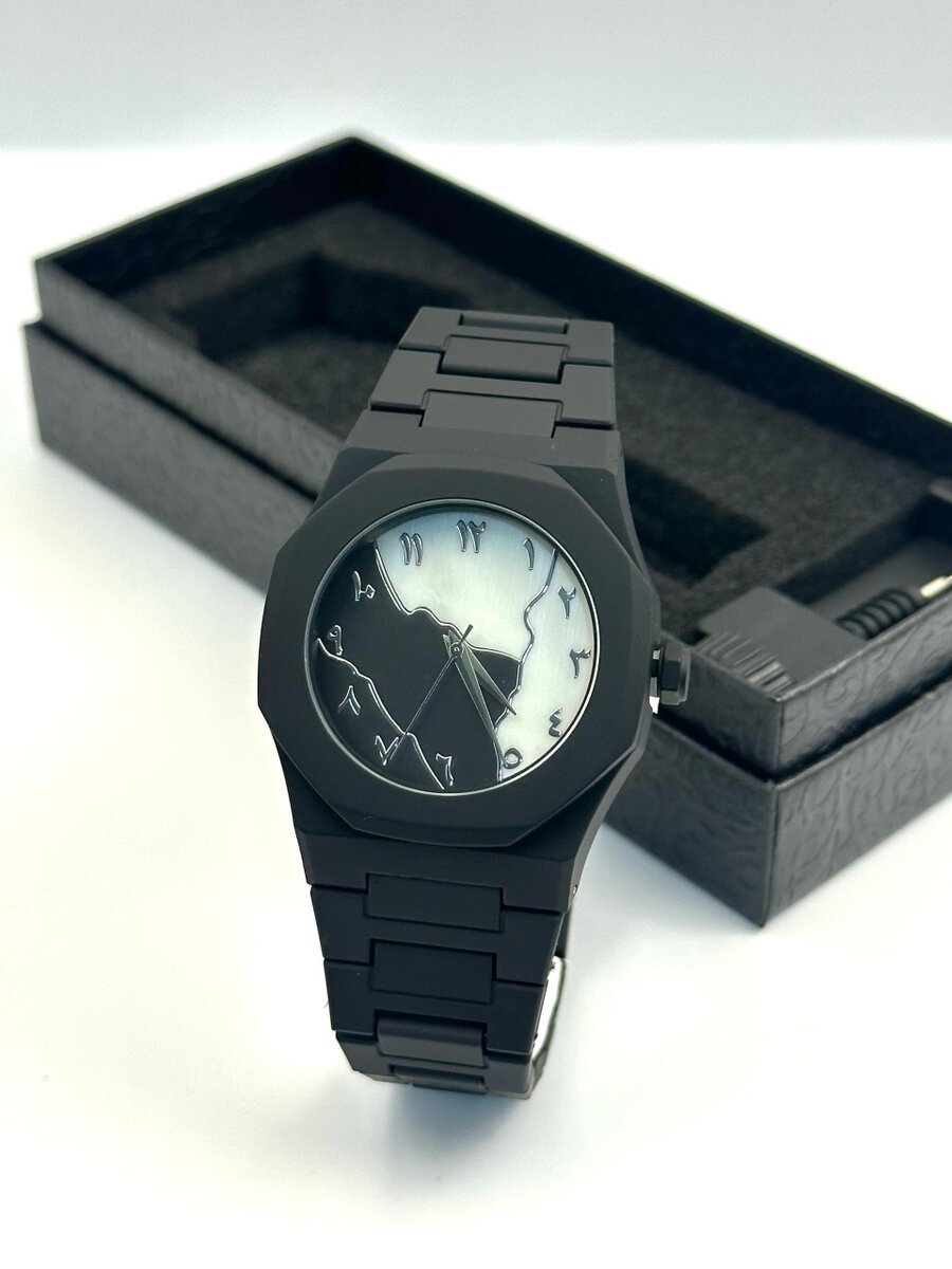 Montre élégante noire moderne