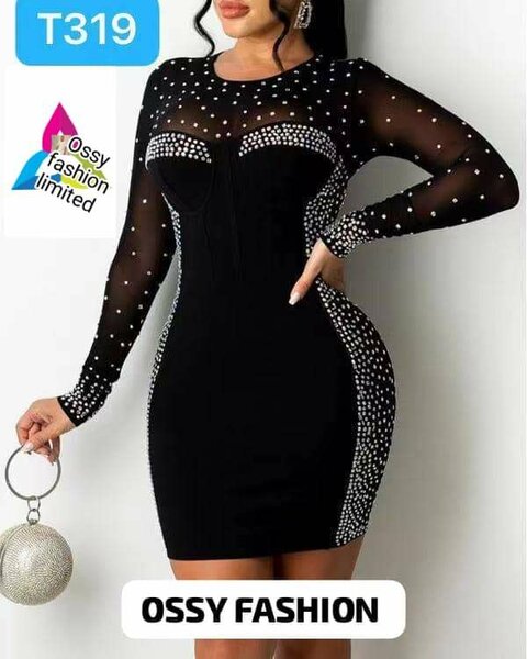 Robe élégante à rayures et perles