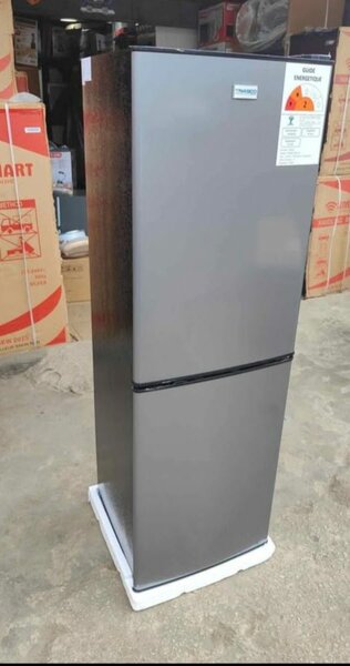 Réfrigérateur combiné inox moderne