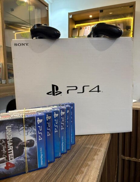 PS4 Slim 500gig Two Controllers With CD games of Uncharted