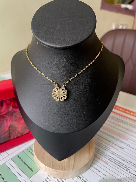 Collier en or avec pendentif fleur