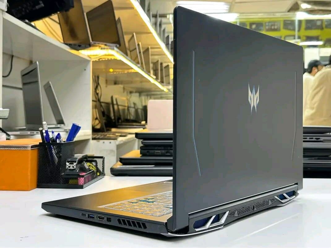 Acer Predator Helios  Core