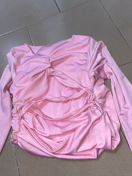 Robe moulante rose drapée élégante